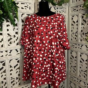 CURVE HOT TIP RED WITH BLACK & WHITE ABSTRACT DOTS SHORT SLEEVE PLUS SIZE TOP